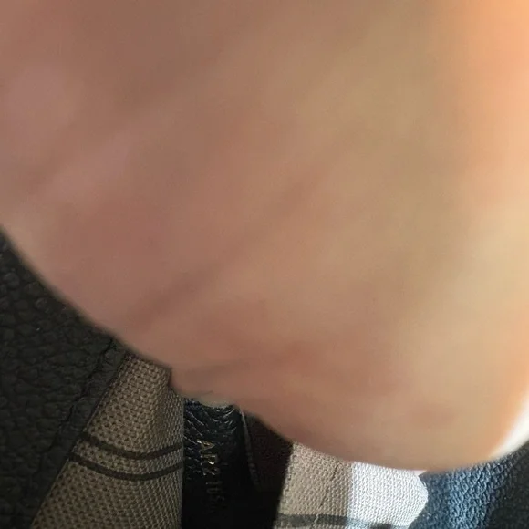 Louis Vuitton Black Embossed Montaigne mm - Picture 4 of 16